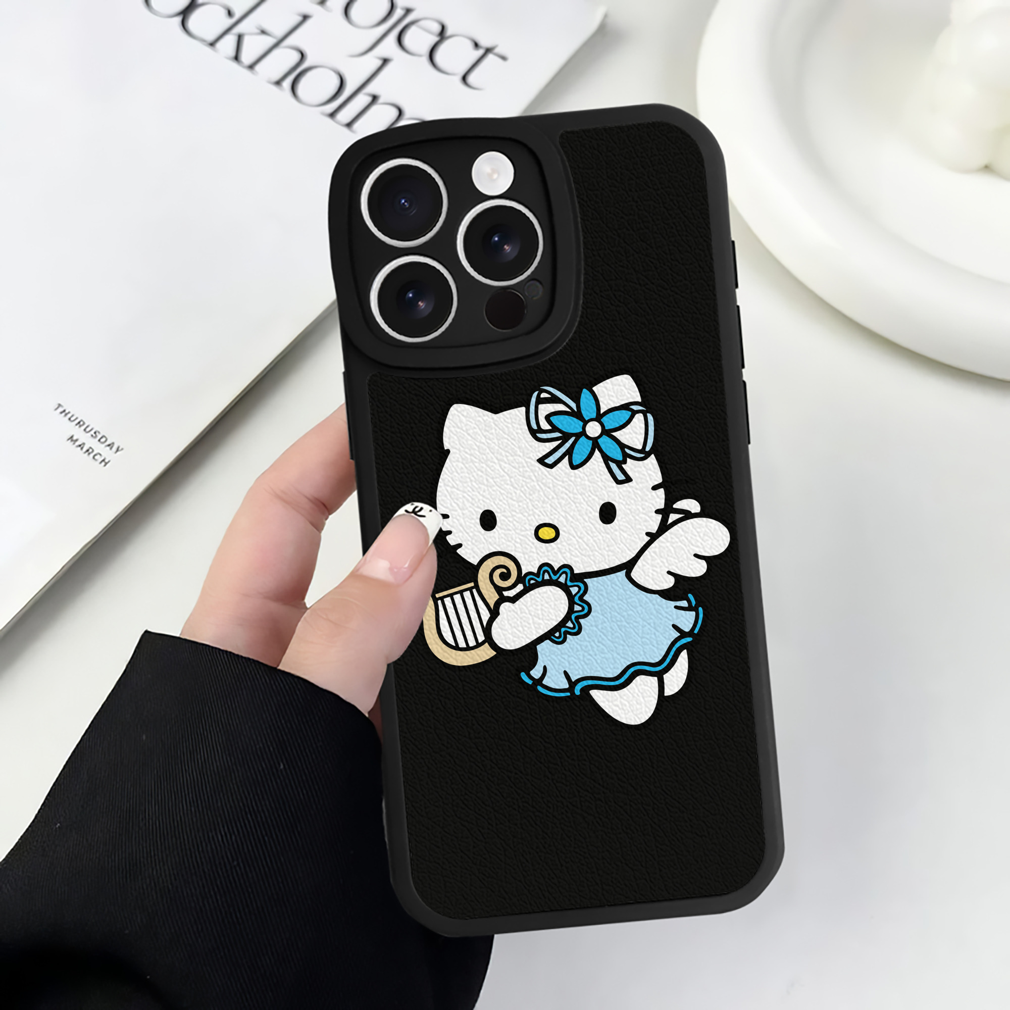 （画像用） Hello Kitty ハローキティ 【iPhone 16シリーズ対応】シリコンスマホケース（レザー調） 材質：シリコン